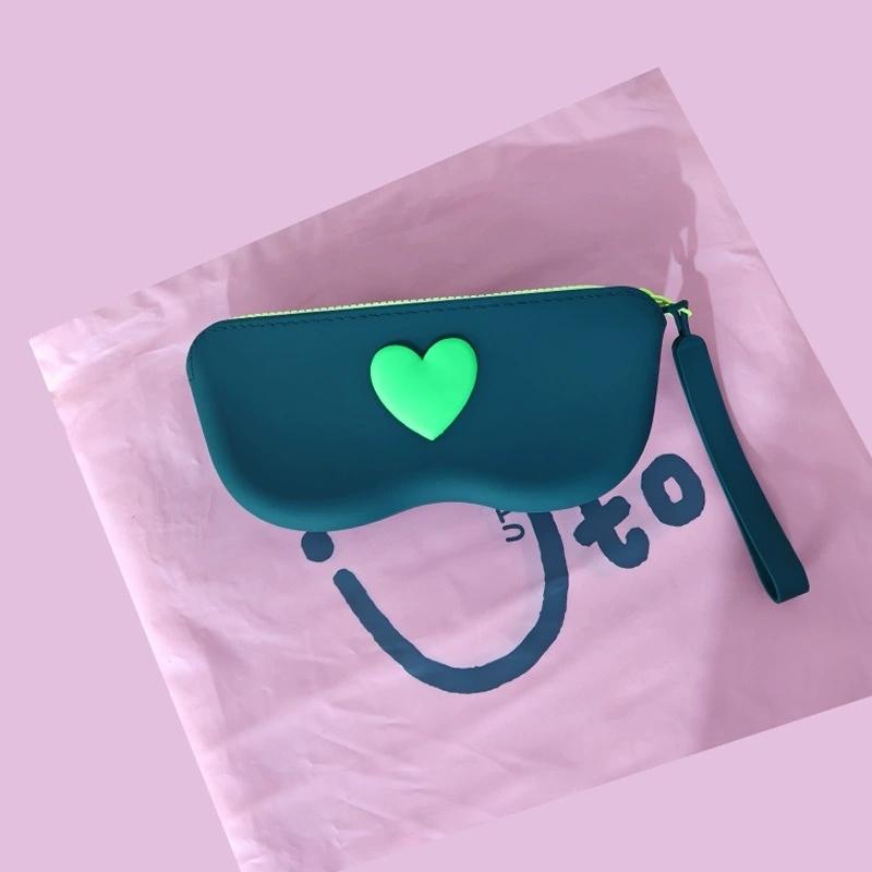 New Heart-Shaped Silicone Glasses Case Pouch Contrasting Color Durable and Portable Glasses Sunglasses Storage Bag Silicone Bag темно-зеленого
New Heart-Shaped Silicone Glasses Case Pouch Contrasting Color Durable and Portable Glasses Sunglasses Storage Bag Silicone Bag темно-зеленого