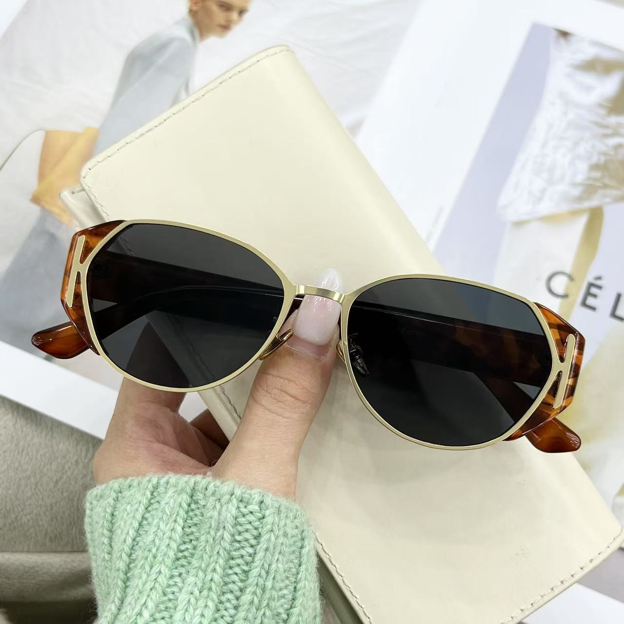 New Sunglasses Celebrity Travel Photography Glasses UV Resistant and Sun Shading Versatile Sunglasses коричневый
New Sunglasses Celebrity Travel Photography Glasses UV Resistant and Sun Shading Versatile Sunglasses коричневый