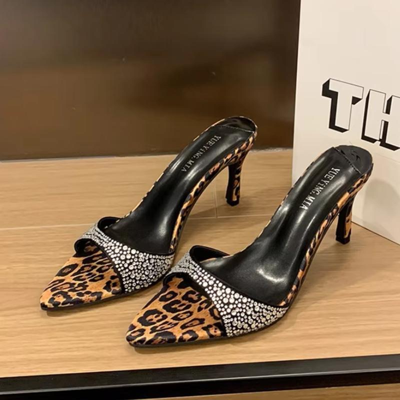 Модные леопардовые туфли-шлепанцы на высоком каблуке, хрустальные женские босоножки на каблуке, элегантная обувь 2025, туфли-лодочки, дизайнерские, роскошные, для вечеринки, сандалии женские 42 леопардовый
Модные леопардовые туфли-шлепанцы на высоком каблуке, хрустальные женские босоножки на каблуке, элегантная обувь 2025, туфли-лодочки, дизайнерские, роскошные, для вечеринки, сандалии женские 42 леопардовый