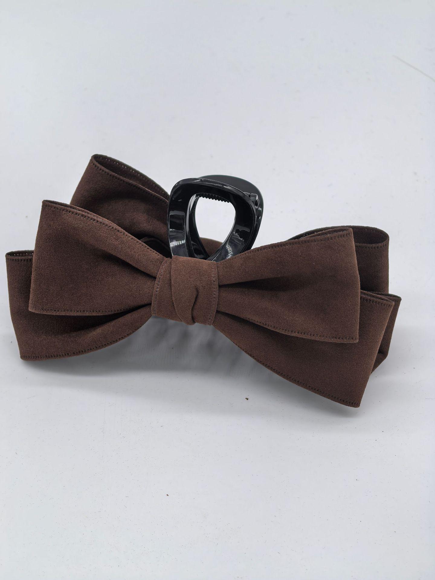 Retro Wool Bow Hair Clip: Elegant Large Shark Clip for Women, Perfect for Autumn and Winter.
Retro Wool Bow Hair Clip: Elegant Large Shark Clip for Women, Perfect for Autumn and Winter.