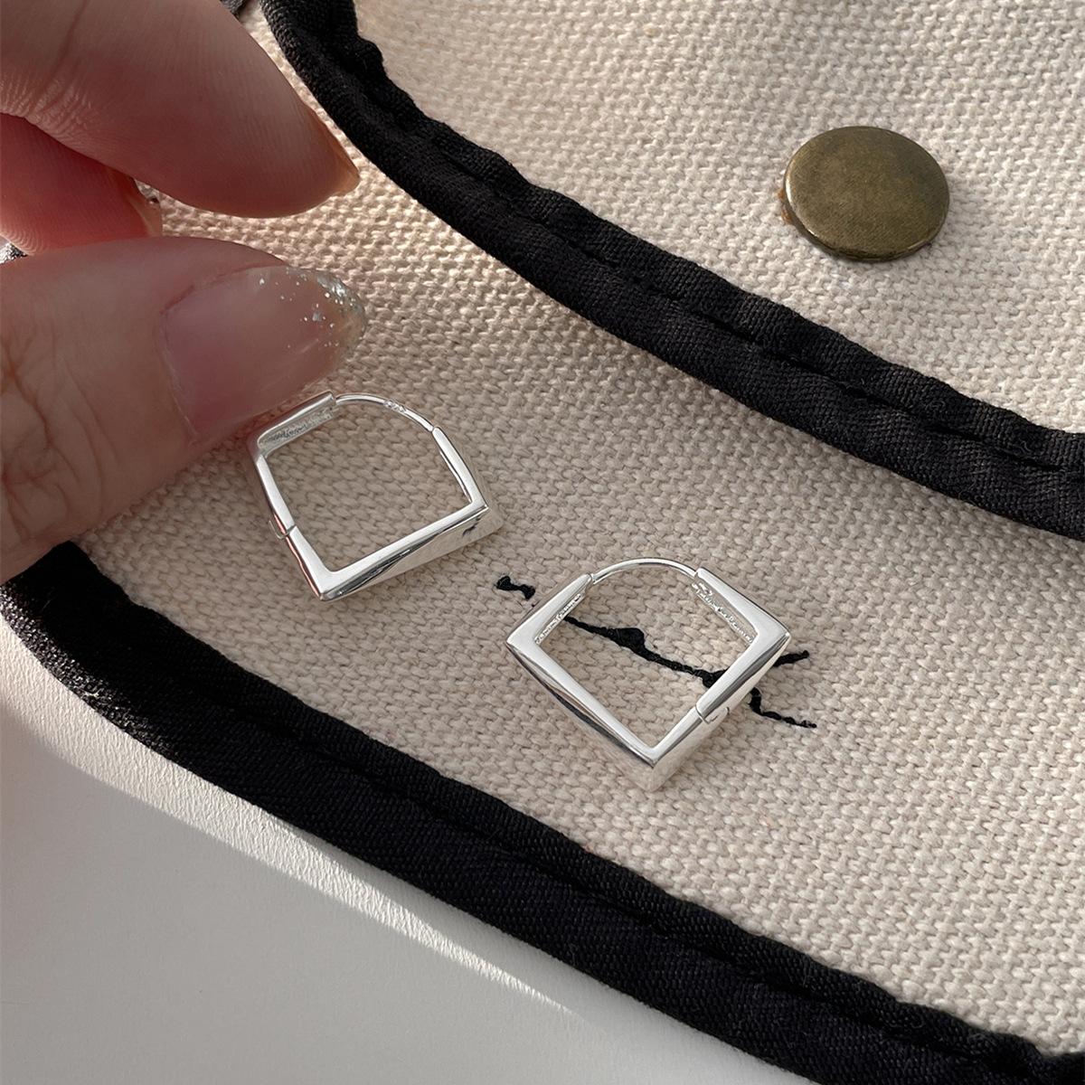 925 Серебряные иглы с квадратной пряжкой для ушей Wind Square Ear Buckle, женские универсальные модные простые серьги-кольца Advanced Sense Simple Personality Earrings 925 silver needles
925 Серебряные иглы с квадратной пряжкой для ушей Wind Square Ear Buckle, женские универсальные модные простые серьги-кольца Advanced Sense Simple Personality Earrings 925 silver needles