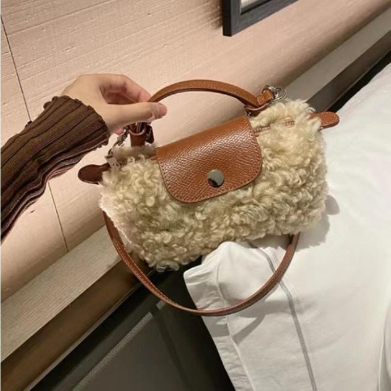 Lamb wool messenger bag women, new autumn and winter versatile high-end texture niche single shoulder portable wool bag хаки
Lamb wool messenger bag women, new autumn and winter versatile high-end texture niche single shoulder portable wool bag хаки