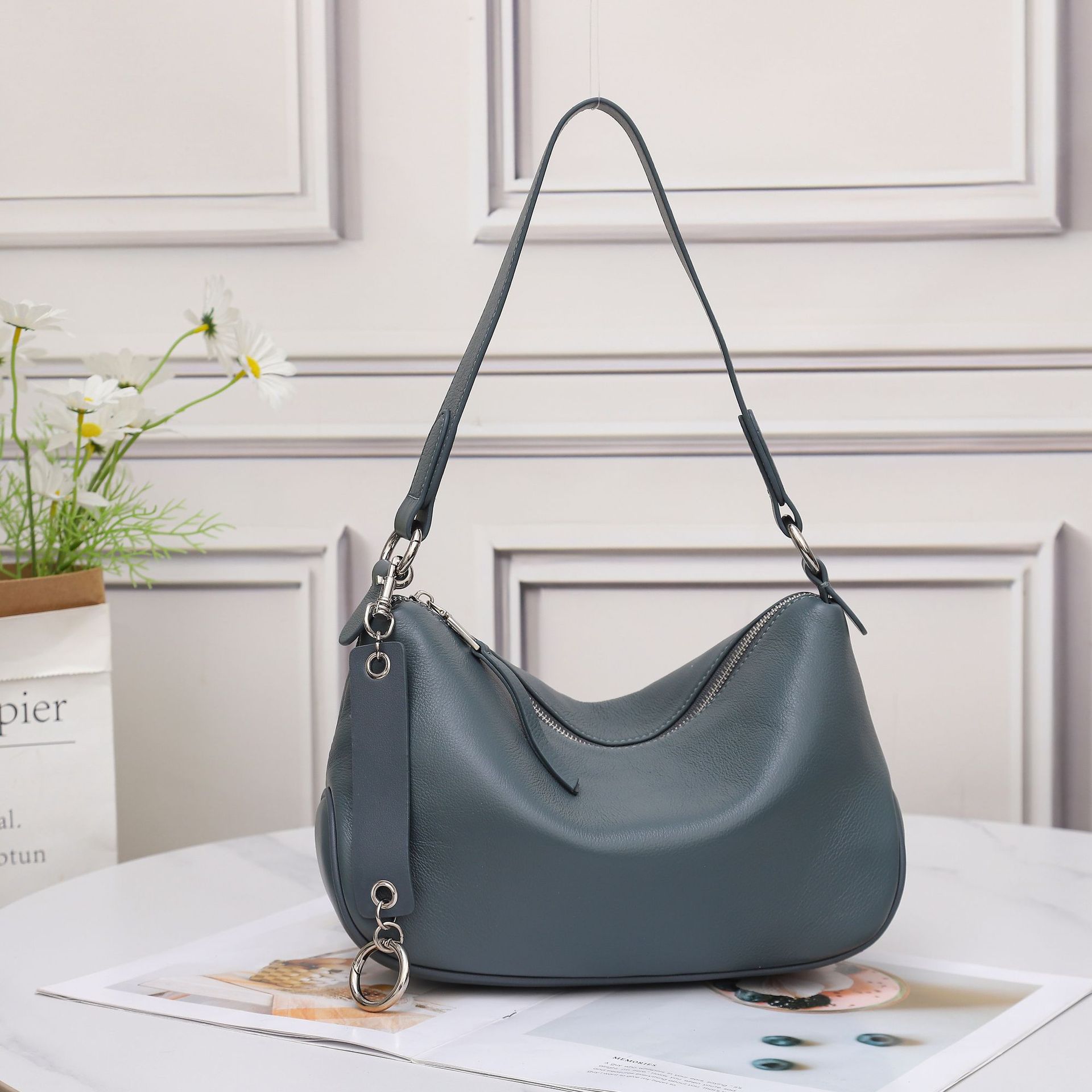 Dropped Pattern First Layer Cowhide Generous Bag Shoulder Bag Popular Fashion Women S Large Capacity Square Bag Practical Soft Leather Underarm Bag сіро блакитний колір
Dropped Pattern First Layer Cowhide Generous Bag Shoulder Bag Popular Fashion Women S Large Capacity Square Bag Practical Soft Leather Underarm Bag сіро блакитний колір