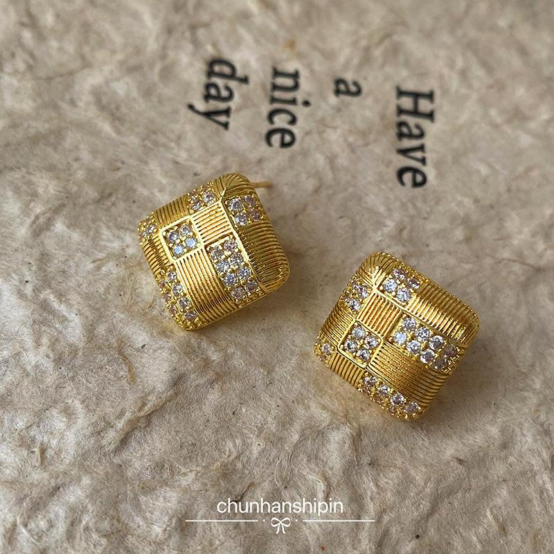 Square checkerboard zircon stud earrings women s light luxury high-end temperament atmospheric earrings niche design mosquito coil plate ear clips
Square checkerboard zircon stud earrings women s light luxury high-end temperament atmospheric earrings niche design mosquito coil plate ear clips