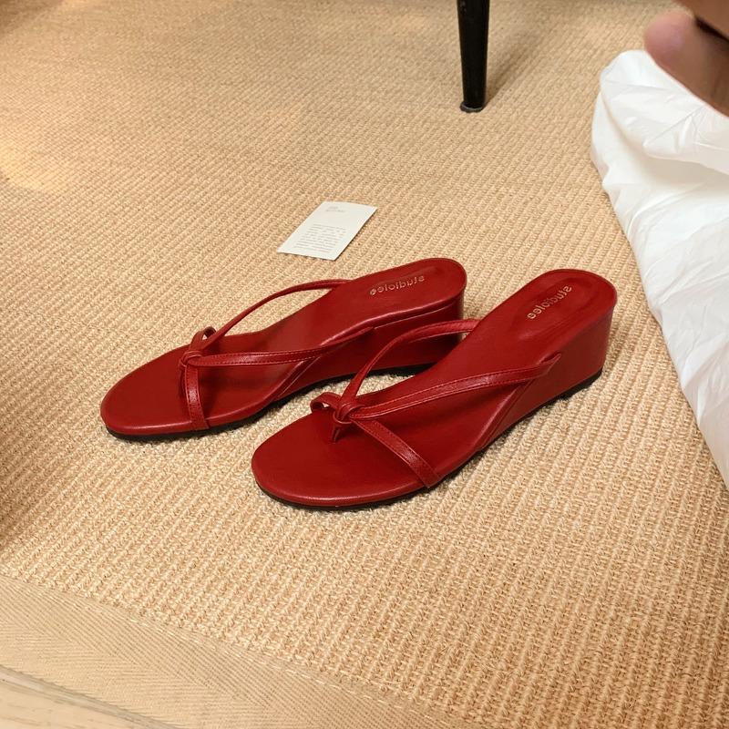 Grape mother has the same heel height cm~ French toe fairy wind wear thin band slope heel cool slippers female summer small size 31
Grape mother has the same heel height cm~ French toe fairy wind wear thin band slope heel cool slippers female summer small size 31