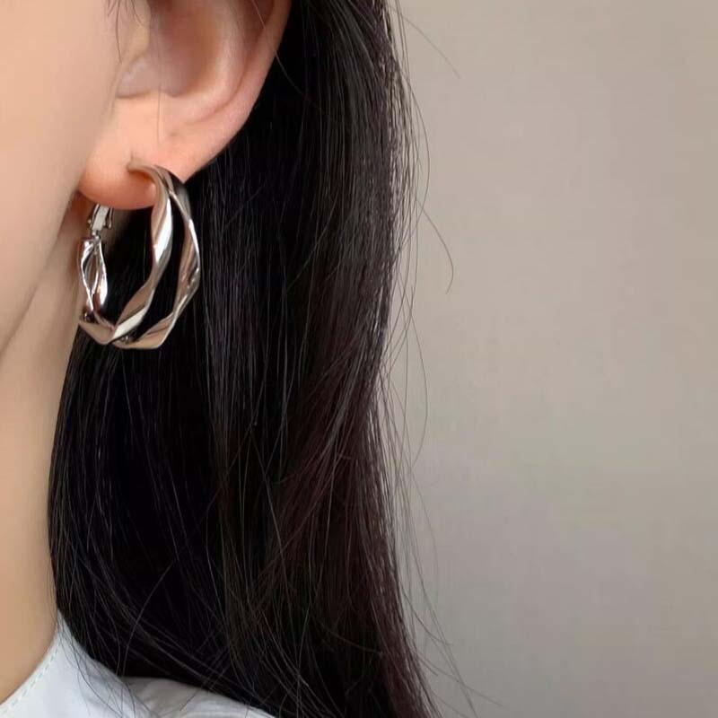 Female Minimalist and Versatile Niche Double-layer Circle Earrings
Female Minimalist and Versatile Niche Double-layer Circle Earrings