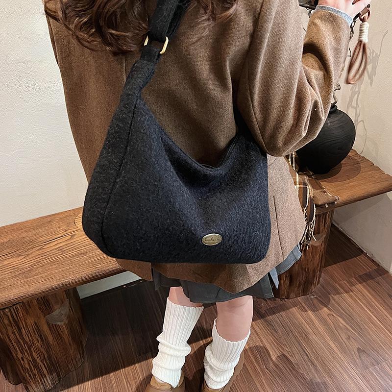 Осенне-зимняя шерстяная сумка женская большая вместительная новая повседневная простая сумка через плечо иностранная универсальная сумка для поездок на работу чёрный