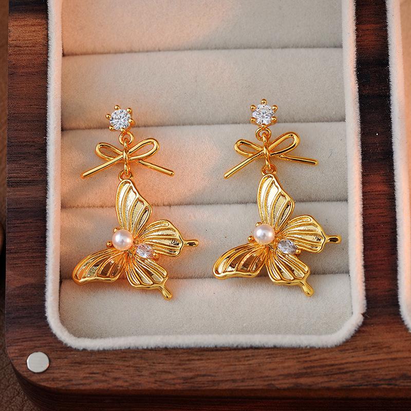 Butterfly Pearl Zircon Stud Earrings for Women - 2024 Fragrant Style, 925 Silver золотой
Butterfly Pearl Zircon Stud Earrings for Women - 2024 Fragrant Style, 925 Silver золотой