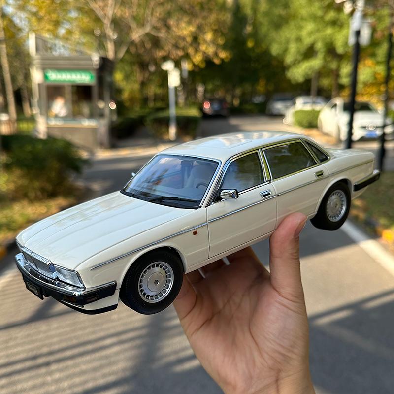 AR 1:18 scale XJ40 Red/Black/White car model Static display Holiday gift Collection die cast models
AR 1:18 scale XJ40 Red/Black/White car model Static display Holiday gift Collection die cast models