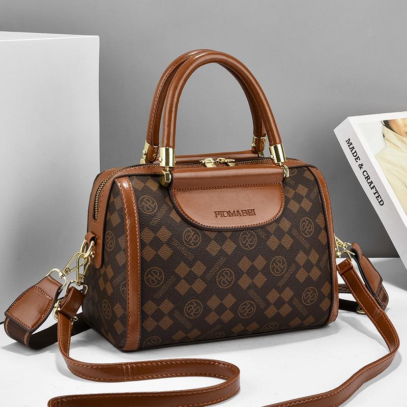 New large-capacity Boston women s bags, fashionable portable one-shoulder crossbody pillow bags, and women s one-piece delivery.
New large-capacity Boston women s bags, fashionable portable one-shoulder crossbody pillow bags, and women s one-piece delivery.
