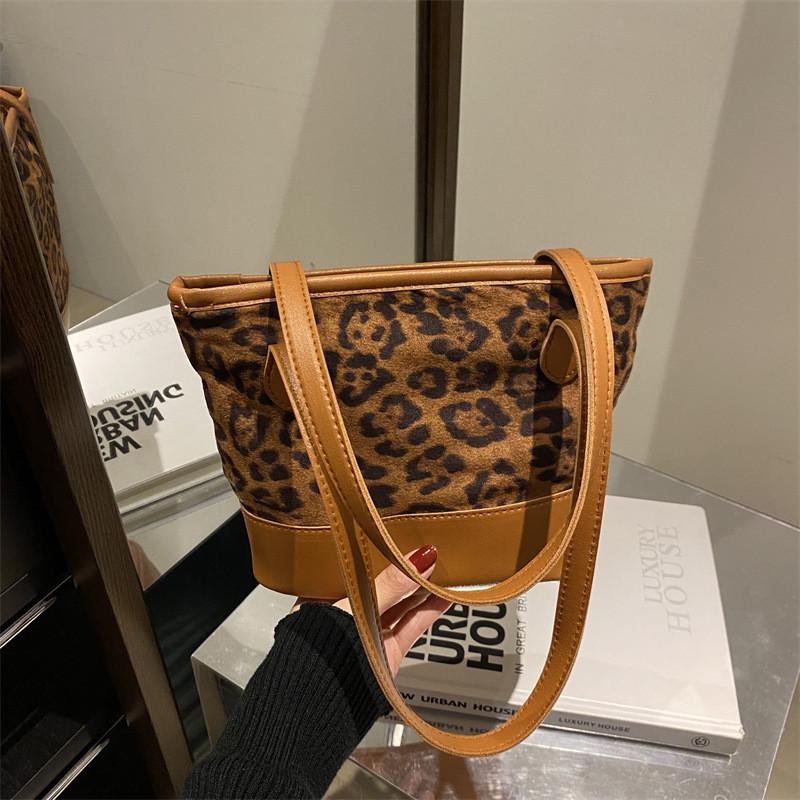 Elegant Pu Bucket Bag With Unique Korean Flair Available In Black Green And Brown Perfect For Fashion Lovers коричневий
Elegant Pu Bucket Bag With Unique Korean Flair Available In Black Green And Brown Perfect For Fashion Lovers коричневий