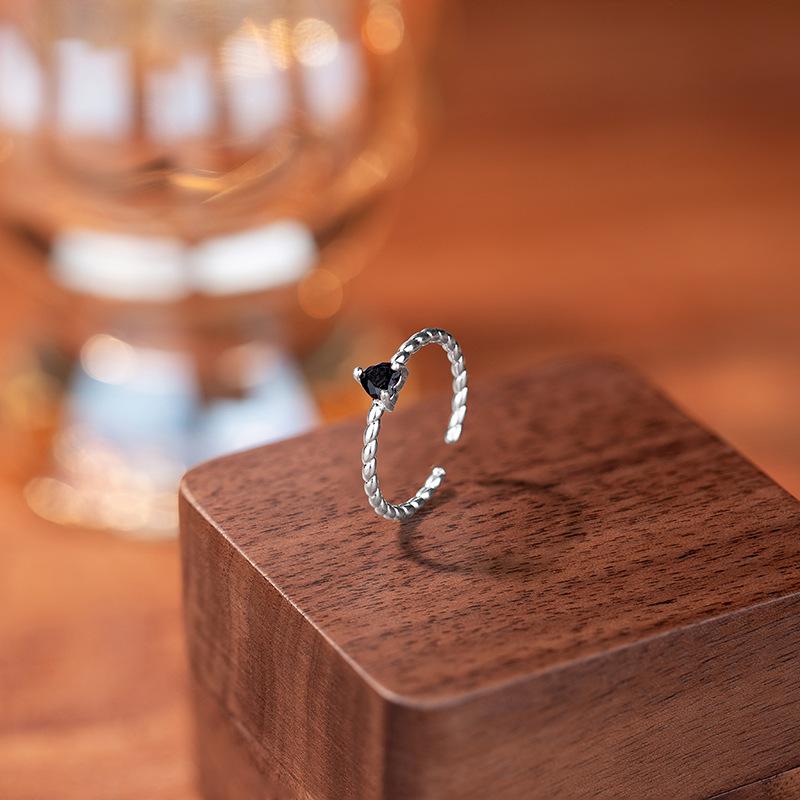 Кольцо Love Ring Женское нишевое дизайнерское чувство корейский стиль легкое роскошное темпераментное циркониевое в форме сердца с поворотным отверстием регулируемое кольцо
Кольцо Love Ring Женское нишевое дизайнерское чувство корейский стиль легкое роскошное темпераментное циркониевое в форме сердца с поворотным отверстием регулируемое кольцо