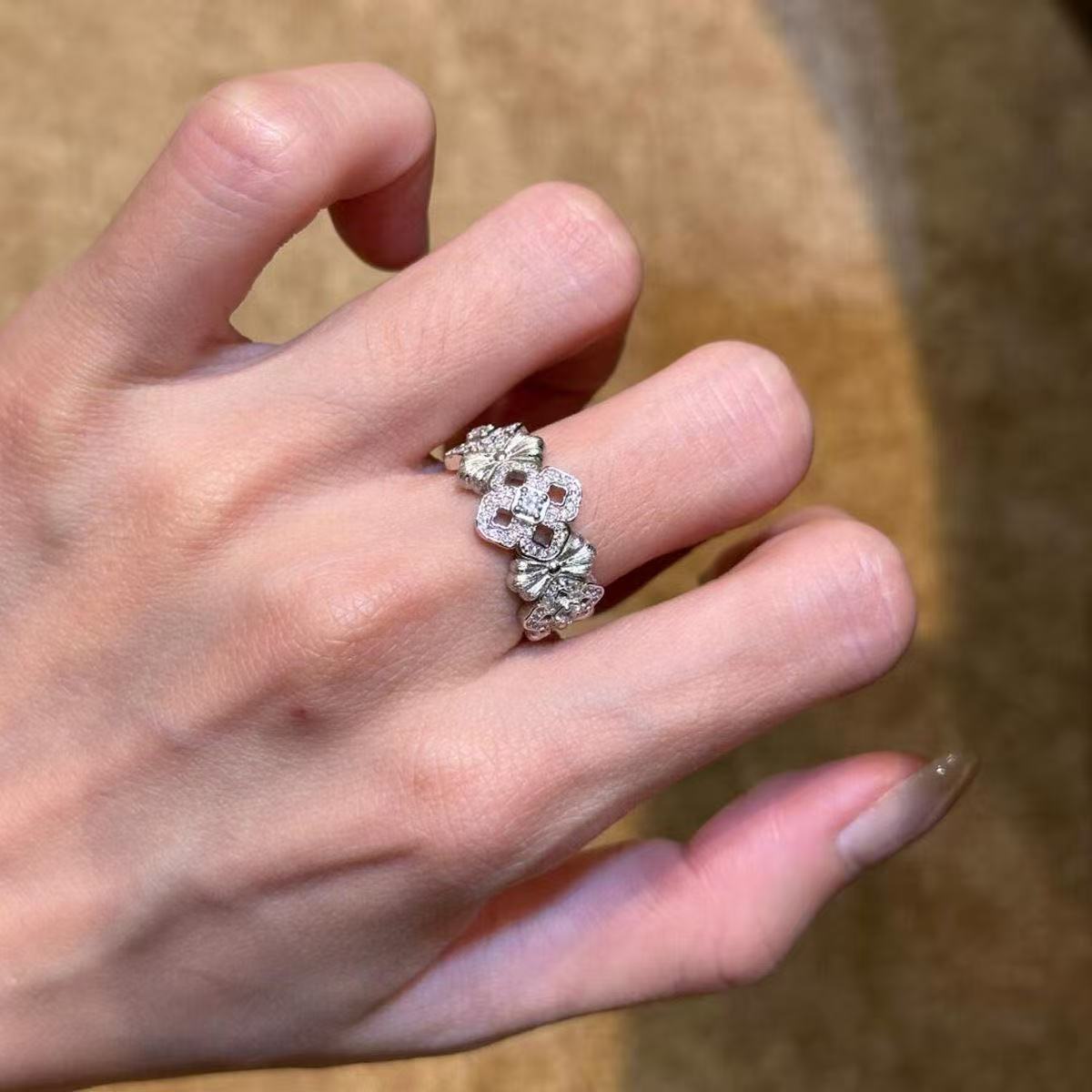 Old money style silver slightly inlaid zircon hollow engraved open ring niche design retro light luxury high-end jewelry adjustable open band
Old money style silver slightly inlaid zircon hollow engraved open ring niche design retro light luxury high-end jewelry adjustable open band