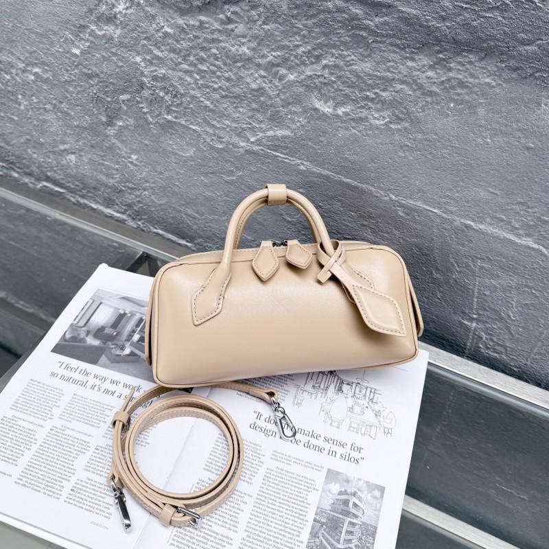 Niche ALA Hand-held Sausage Bag Retro High-end Texture Leather Banquet Party Handbag
Niche ALA Hand-held Sausage Bag Retro High-end Texture Leather Banquet Party Handbag