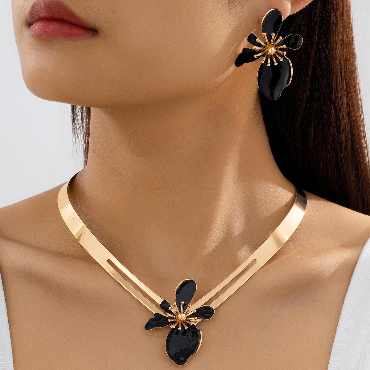 Модные украшения для женщин чёрный
Модные украшения для женщин чёрный