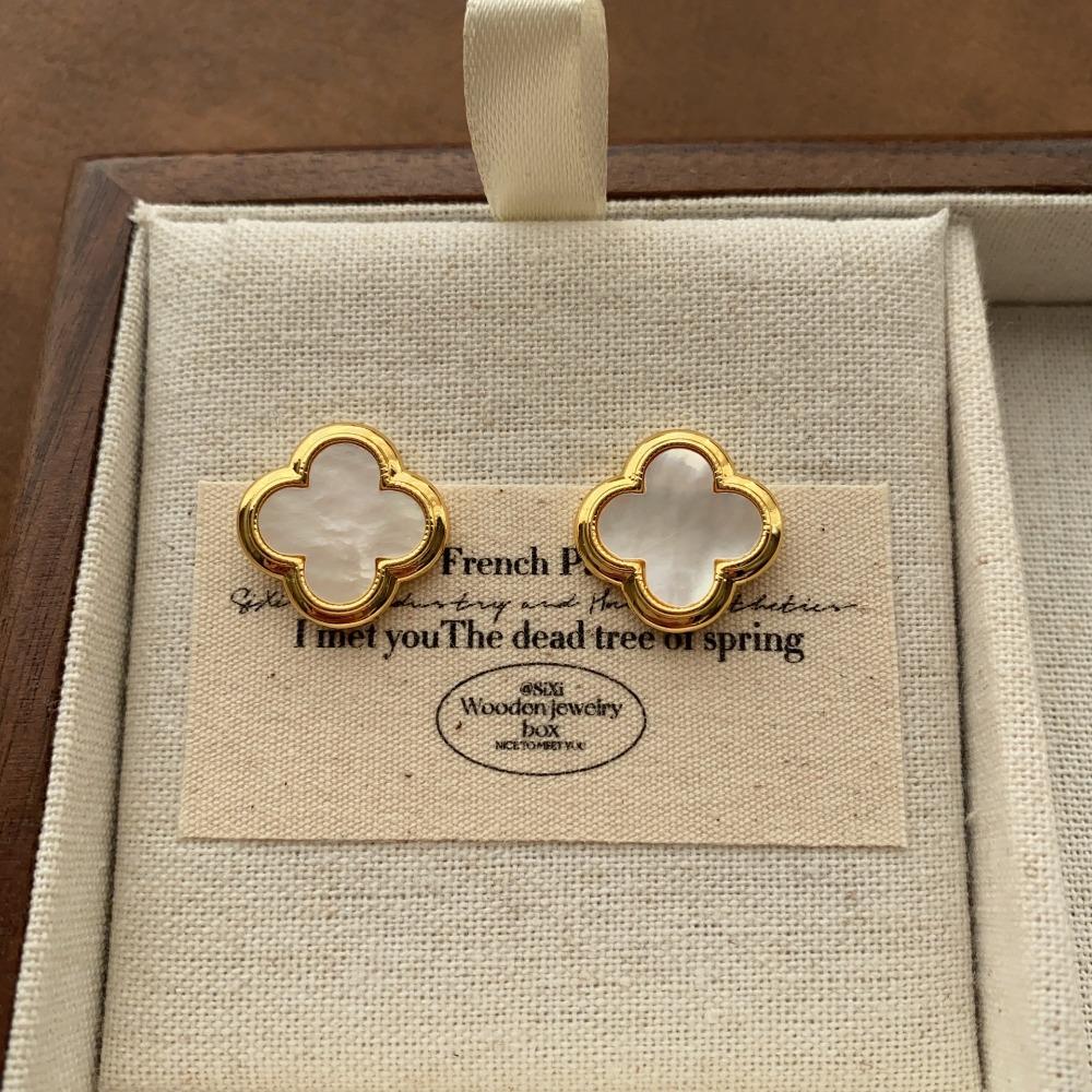 Simple Four-leaf Clover Stud Earrings - Real Mother-of-pearl Lucky Romantic Luxurious Fashionable High-end Elegant and Unique Earrings
Simple Four-leaf Clover Stud Earrings - Real Mother-of-pearl Lucky Romantic Luxurious Fashionable High-end Elegant and Unique Earrings