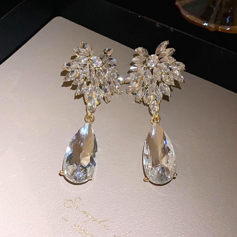 Silver Needle Diamond Flower Water Drop Premium Earrings Light Luxury ins New Earrings Exquisite Versatile Fashion Earrings Women
Silver Needle Diamond Flower Water Drop Premium Earrings Light Luxury ins New Earrings Exquisite Versatile Fashion Earrings Women