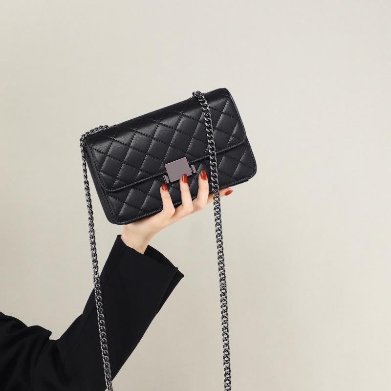 Bag women s new autumn and winter leather women s bag rhombus chain bag temperament advanced sense messenger small square bag чорний
Bag women s new autumn and winter leather women s bag rhombus chain bag temperament advanced sense messenger small square bag чорний