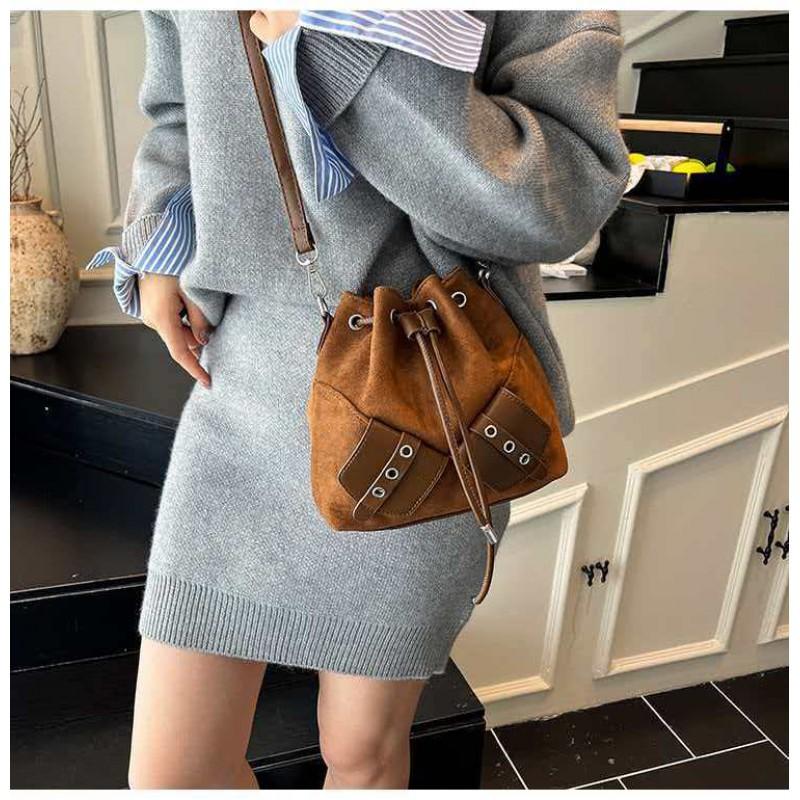 Suede Bag Women s Niche Design Drawstring Matte Retro Hot Cross-body Bucket 19x8x19 single package
Suede Bag Women s Niche Design Drawstring Matte Retro Hot Cross-body Bucket 19x8x19 single package