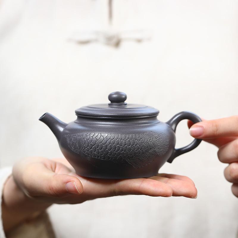 200ml Creative Yixing Purple Clay Teapots Hand-carved Fish Pot Raw Ore Azure Mud Tea Brewing Kettle With Infuser Zisha Tea Set
200ml Creative Yixing Purple Clay Teapots Hand-carved Fish Pot Raw Ore Azure Mud Tea Brewing Kettle With Infuser Zisha Tea Set