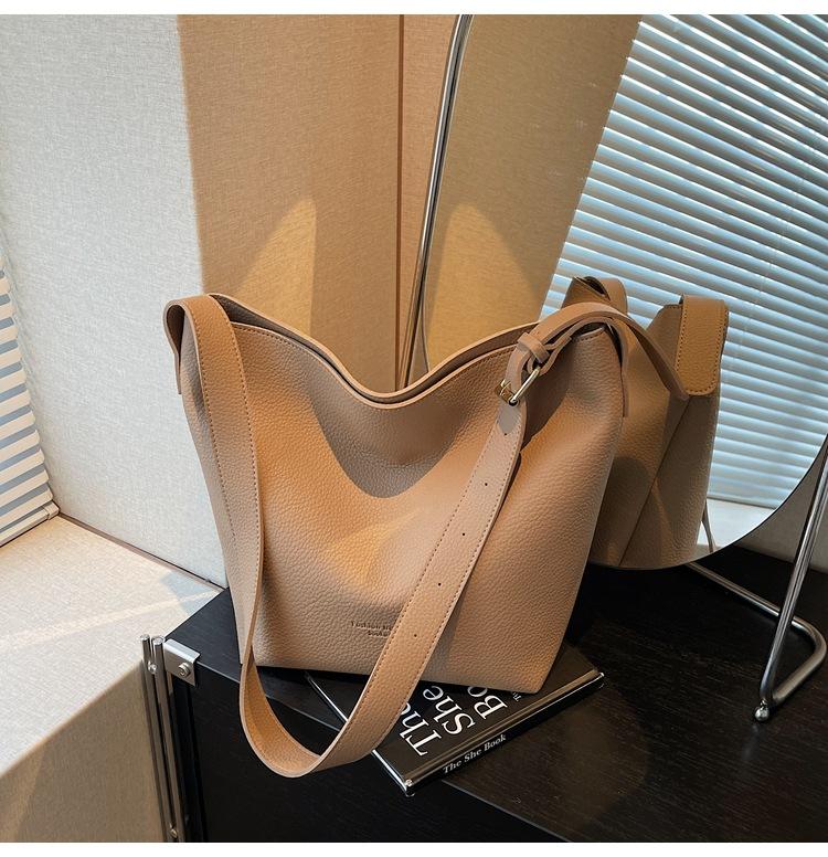 Вместительная сумка-ведро, новая модная универсальная сумка, простая повседневная женская сумка для поездок на работу, на плечо, через плечо хаки
Вместительная сумка-ведро, новая модная универсальная сумка, простая повседневная женская сумка для поездок на работу, на плечо, через плечо хаки