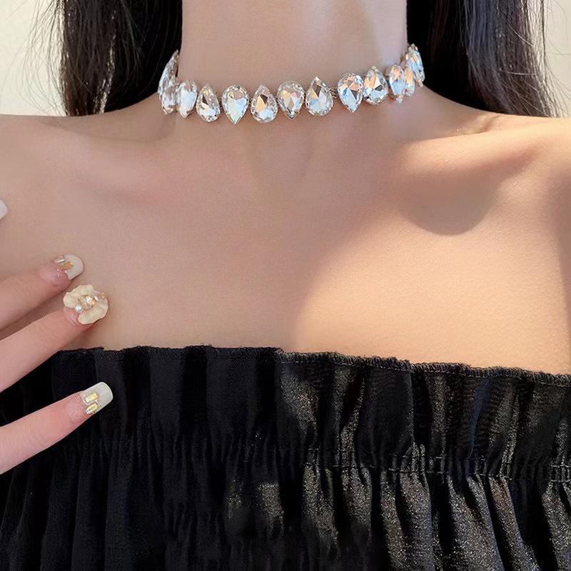 European and American Inlaid Diamond Crystal Teardrop Clavicle Necklace: Exquisite, Modern, and Unique Design Gold золотой
European and American Inlaid Diamond Crystal Teardrop Clavicle Necklace: Exquisite, Modern, and Unique Design Gold золотой