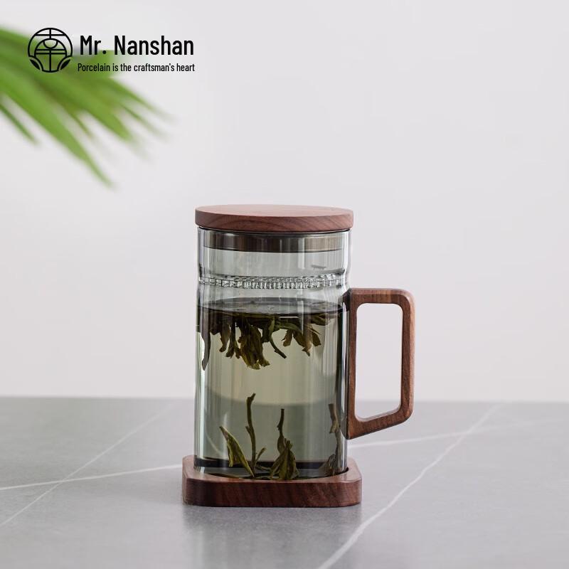 Mr. Nanshan Heat-Resistant Tea Glass with Lid
Mr. Nanshan Heat-Resistant Tea Glass with Lid