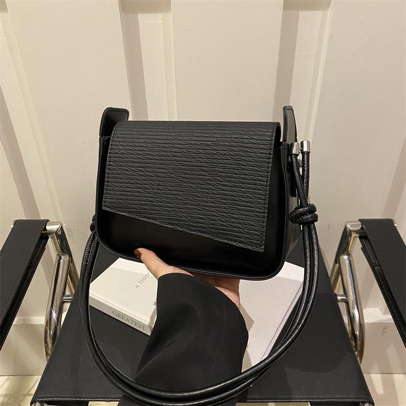 French casual solid color texture temperament splicing design sense shoulder crossbody portable small square bag woman чорний
French casual solid color texture temperament splicing design sense shoulder crossbody portable small square bag woman чорний