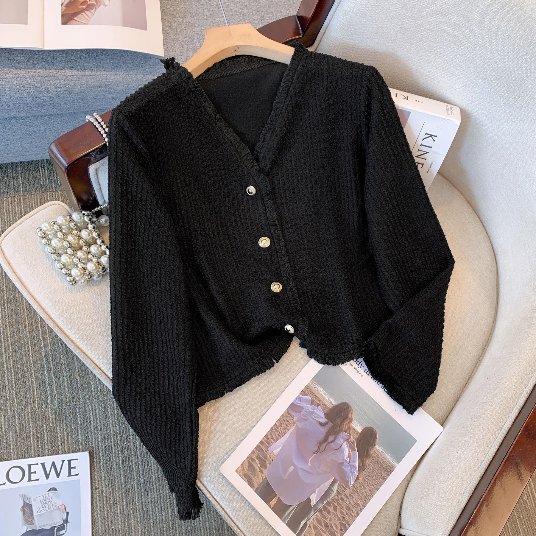 Xiaoxiangfeng temperament V-neck fringed edge long-sleeved top women s knitted sweater autumn clothing Korean version retro cardigan short coat one size fits all чорний
Xiaoxiangfeng temperament V-neck fringed edge long-sleeved top women s knitted sweater autumn clothing Korean version retro cardigan short coat one size fits all чорний