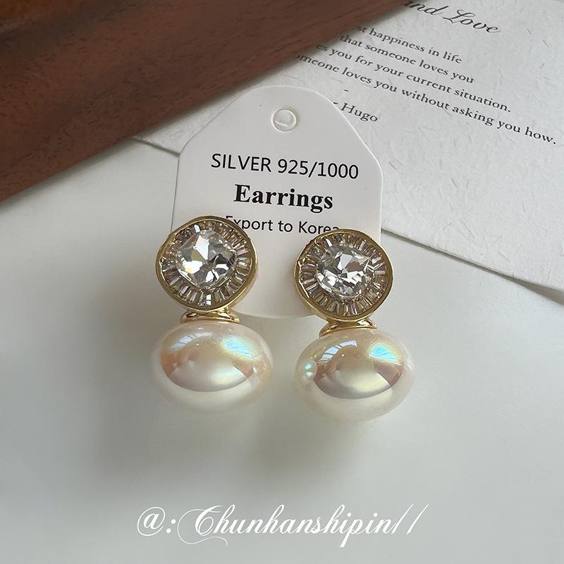Rhombus zircon Mapei pearl ear clips, mosquito coil disc without ear piercings, high-end sense, niche fashion, light luxury temperament earrings
Rhombus zircon Mapei pearl ear clips, mosquito coil disc without ear piercings, high-end sense, niche fashion, light luxury temperament earrings