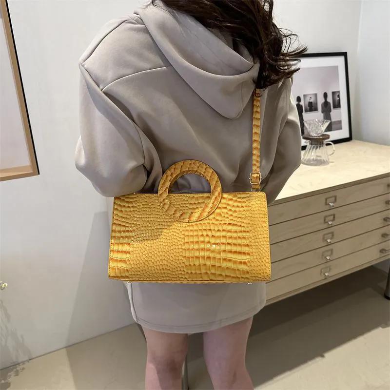 Повседневная модная сумка большой емкости для пригородных поездок в стиле ретро на одно плечо с наклоном для женщин 31*17.5*10.5cm жёлтый
Повседневная модная сумка большой емкости для пригородных поездок в стиле ретро на одно плечо с наклоном для женщин 31*17.5*10.5cm жёлтый