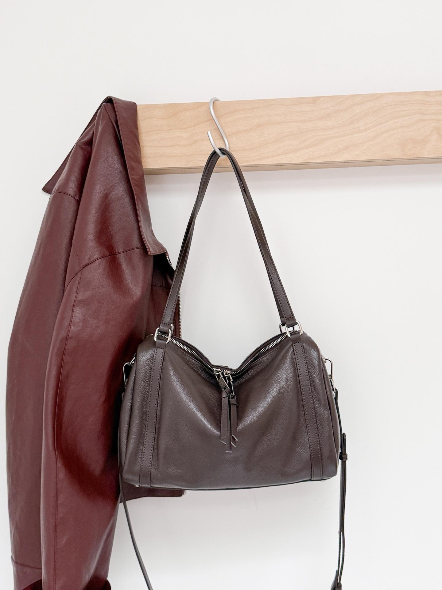 Natural Fall Cowhide Boston Bowling Bag Women S Simple Versatile Commuter Shoulder Bag Large Capacity Tote Messenger Bag 34*25*15CM кавовий
Natural Fall Cowhide Boston Bowling Bag Women S Simple Versatile Commuter Shoulder Bag Large Capacity Tote Messenger Bag 34*25*15CM кавовий