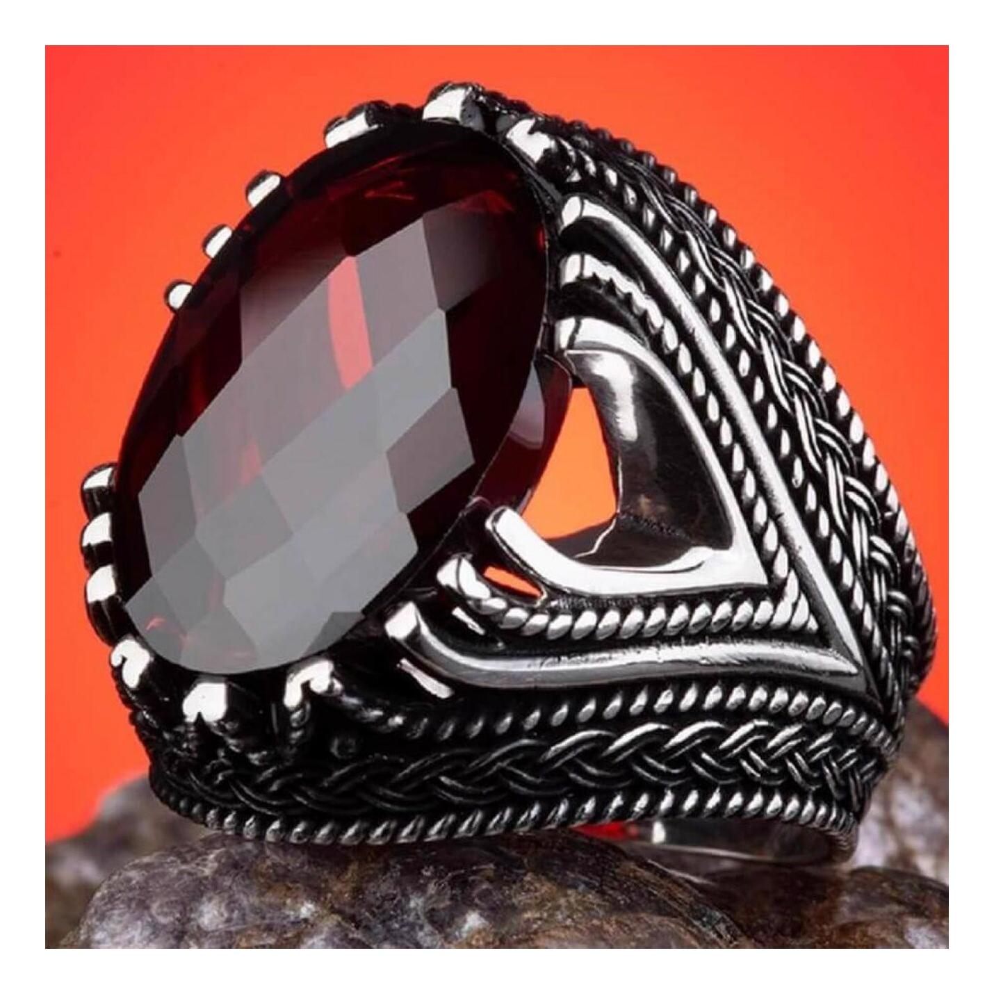 Серебряное мужское кольцо с красным камнем и граненым цирконом
Серебряное мужское кольцо с красным камнем и граненым цирконом