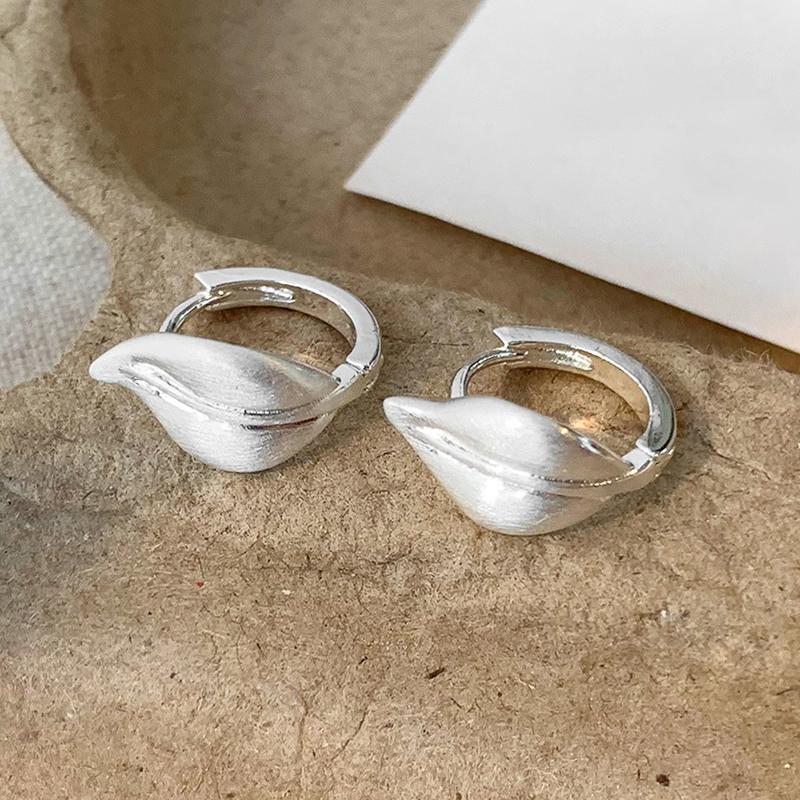 PONYKISS Tibetan Silver 18K Gold Plated Wire Drawing Leaves Hoop Earrings for Women Vintage Plant Fashion Accessories
PONYKISS Tibetan Silver 18K Gold Plated Wire Drawing Leaves Hoop Earrings for Women Vintage Plant Fashion Accessories