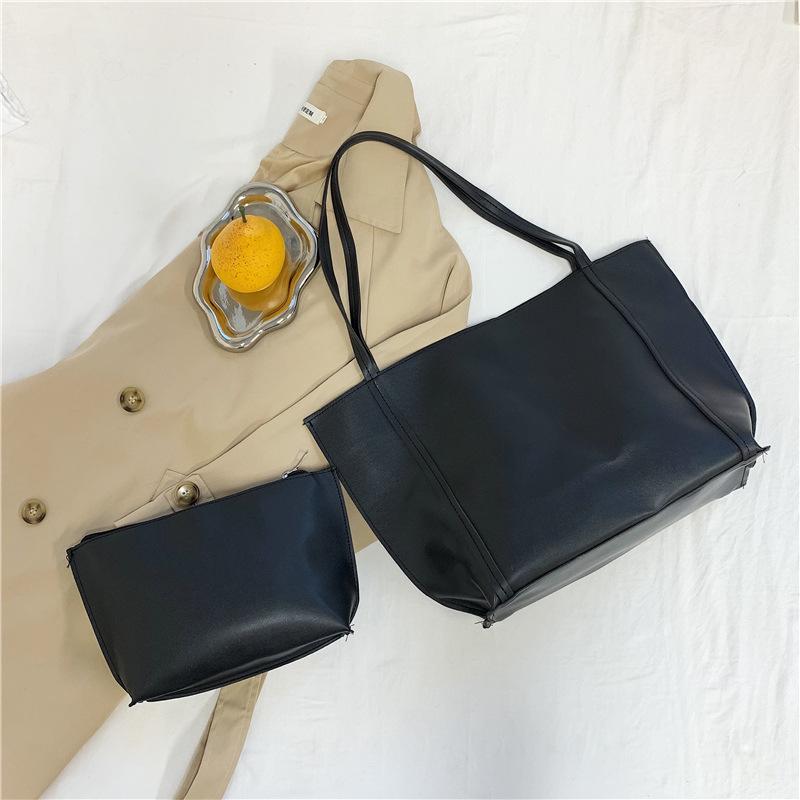 Large capacity retro mother and child new bag 2025 shoulder bag fashion big bag high sense solid color tote bag чорний
Large capacity retro mother and child new bag 2025 shoulder bag fashion big bag high sense solid color tote bag чорний