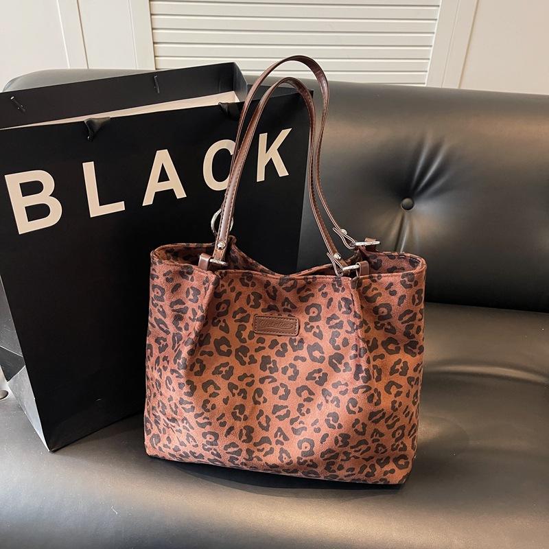 Commuter large-capacity Korean leopard print bag women s 2025 new autumn and winter shoulder bag college students class tote bag
Commuter large-capacity Korean leopard print bag women s 2025 new autumn and winter shoulder bag college students class tote bag