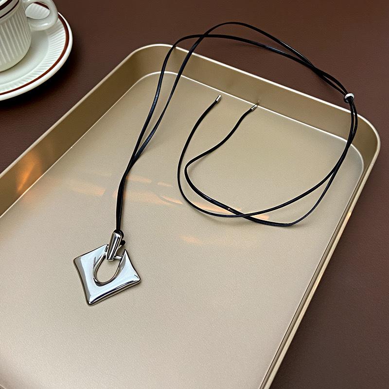 Серебряное зеркальное черное шнурковое ожерелье для женщин - Модная длинная цепочка для свитера Осень/Зима с нишевым дизайном
Серебряное зеркальное черное шнурковое ожерелье для женщин - Модная длинная цепочка для свитера Осень/Зима с нишевым дизайном