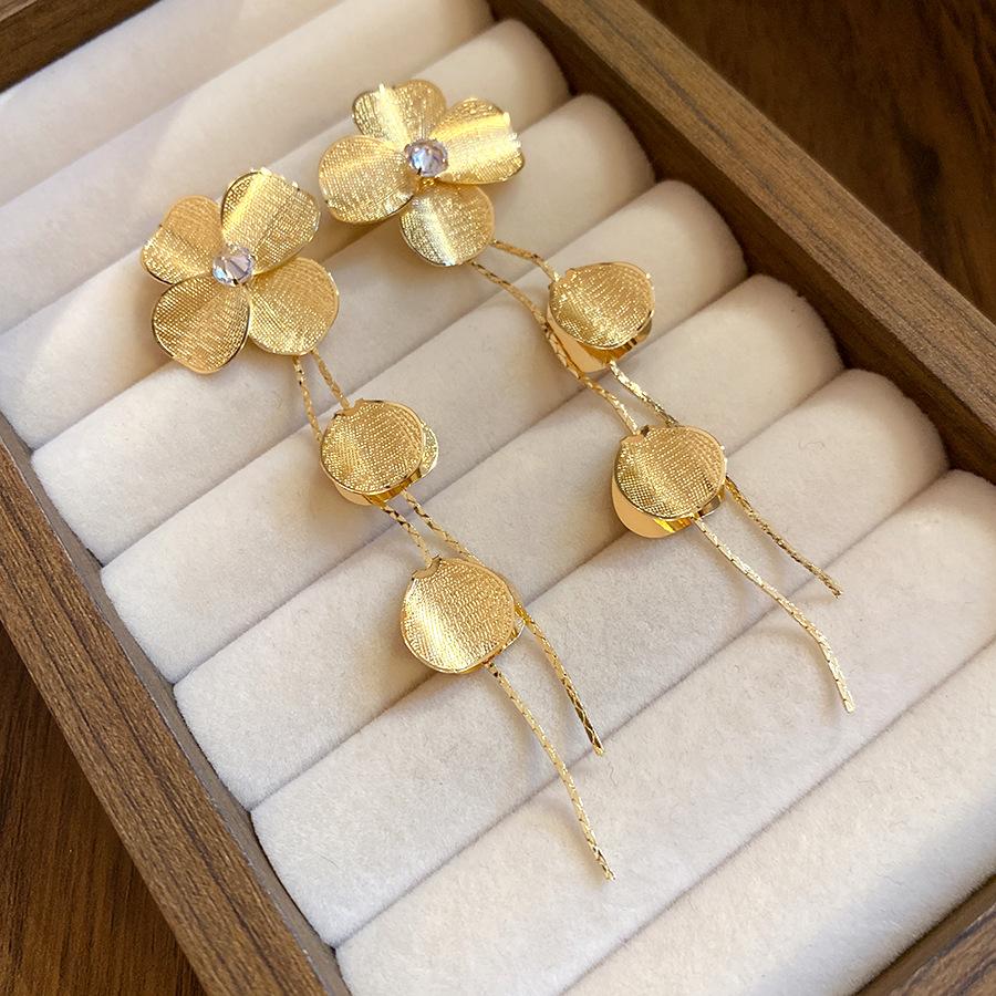 European and American silver needle zircon flower fringed earrings light luxury high-end earrings exaggerated personality design earrings women
European and American silver needle zircon flower fringed earrings light luxury high-end earrings exaggerated personality design earrings women