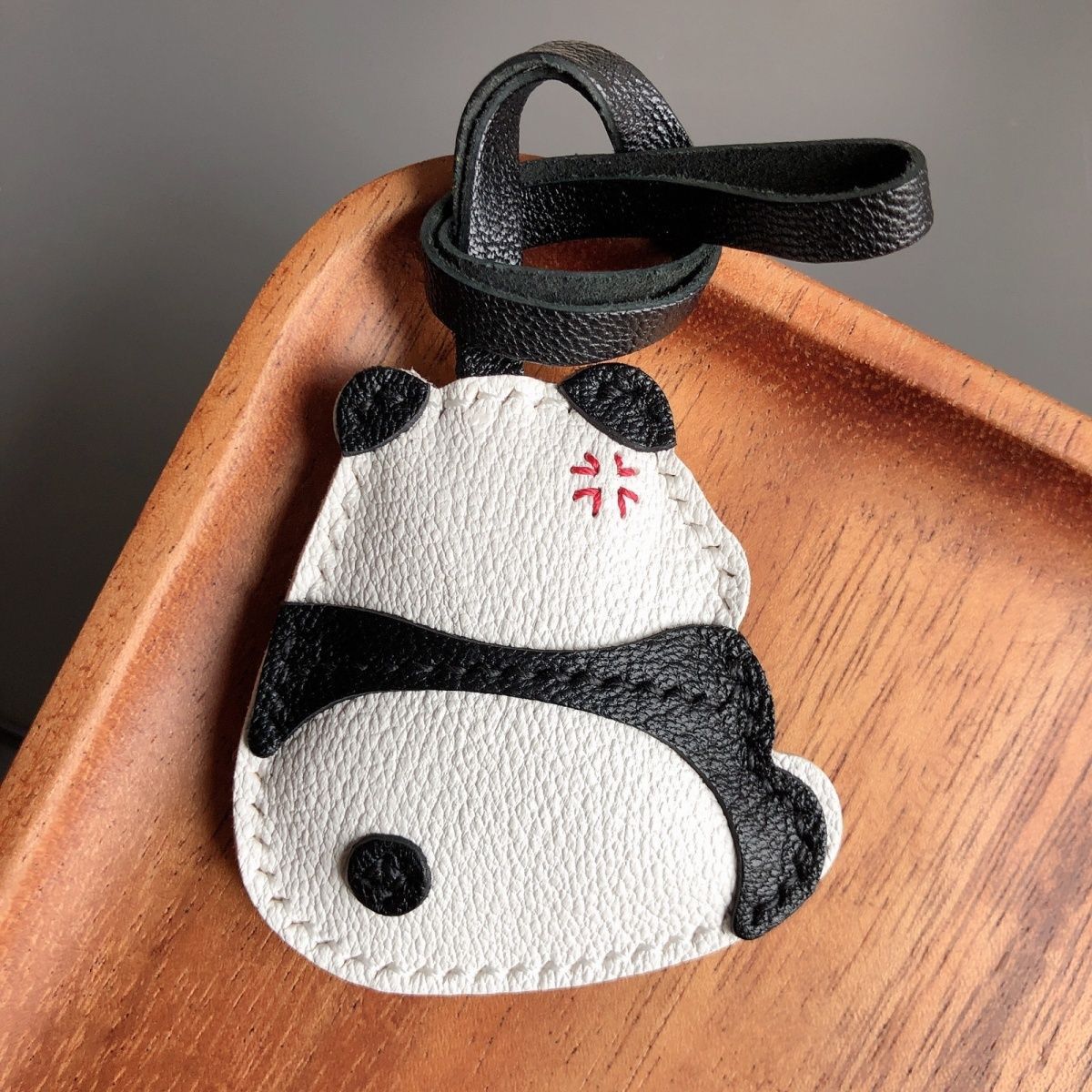 Genuine leather keychain with cute panda design, original accessory for car or bag
Genuine leather keychain with cute panda design, original accessory for car or bag