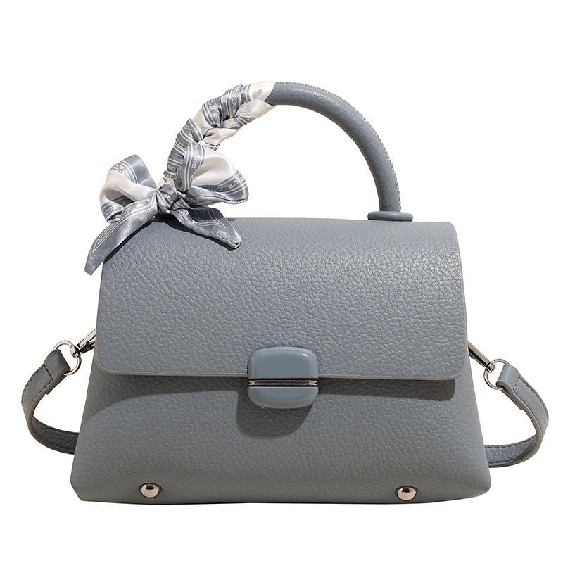 Оптовая продажа высококачественной корейской версии темпераментной простой портативной маленькой квадратной сумки, универсальной, для поездок на работу, нишевой, однотонной сумки-мессенджера для женщин синий
Оптовая продажа высококачественной корейской версии темпераментной простой портативной маленькой квадратной сумки, универсальной, для поездок на работу, нишевой, однотонной сумки-мессенджера для женщин синий