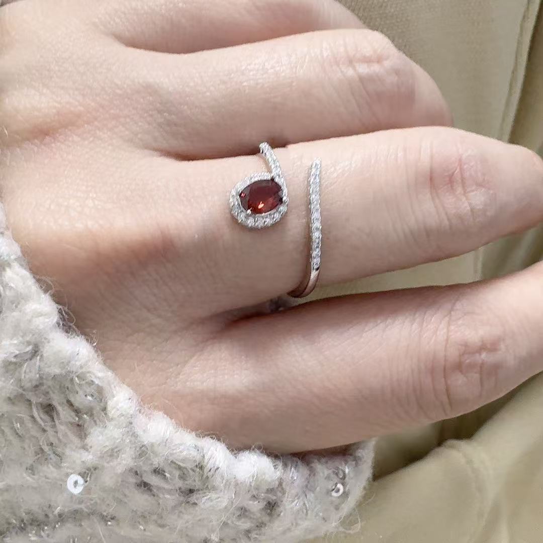 Кольцо женское из стерлингового серебра S925 в стиле легкой роскоши, инкрустированное натуральным сапфиром и цирконом, модные ювелирные изделия в японском и корейском стиле open adjustable band
Кольцо женское из стерлингового серебра S925 в стиле легкой роскоши, инкрустированное натуральным сапфиром и цирконом, модные ювелирные изделия в японском и корейском стиле open adjustable band
