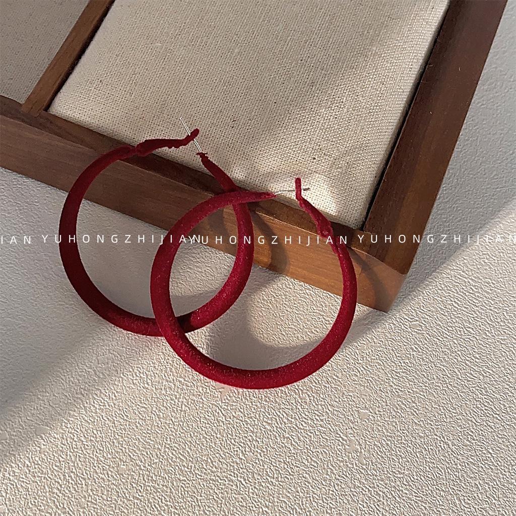 Burgundy Christmas Geometric Flocked Hoop Earrings - French Retro, Skin-Brightening, High-End Hong Kong Style.
Burgundy Christmas Geometric Flocked Hoop Earrings - French Retro, Skin-Brightening, High-End Hong Kong Style.