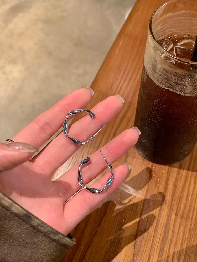 2024 Осень/Зима Высококлассные металлические серьги-кольца с волнистым узором - Уникальные женские пусеты
2024 Осень/Зима Высококлассные металлические серьги-кольца с волнистым узором - Уникальные женские пусеты