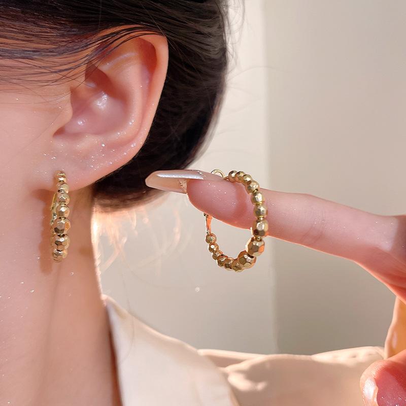 Time to run the transfer bead earrings, women s cold style, niche versatility, gold earrings, high-end sense of light luxury, temperament earrings
Time to run the transfer bead earrings, women s cold style, niche versatility, gold earrings, high-end sense of light luxury, temperament earrings