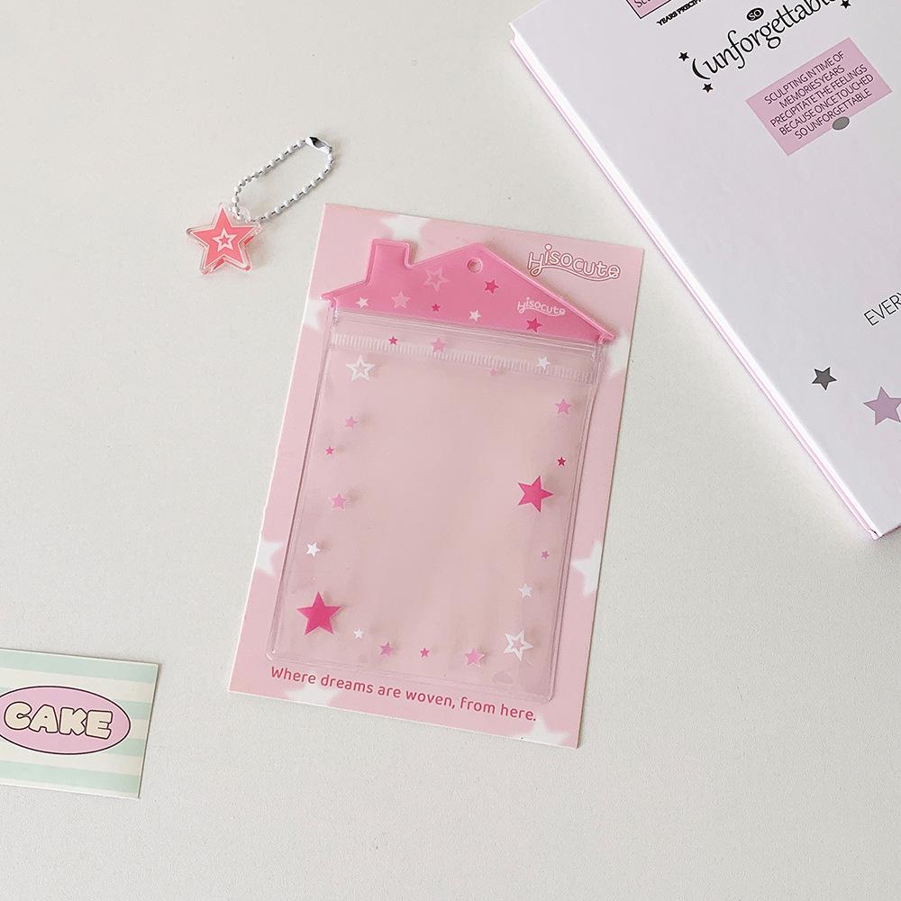 Cartoon Bag Pendant Card Holder INS Transparent Small House Shaped Doll Storage Bag Candy Bags PVC Badge Holder Photocard Holder розовый
Cartoon Bag Pendant Card Holder INS Transparent Small House Shaped Doll Storage Bag Candy Bags PVC Badge Holder Photocard Holder розовый