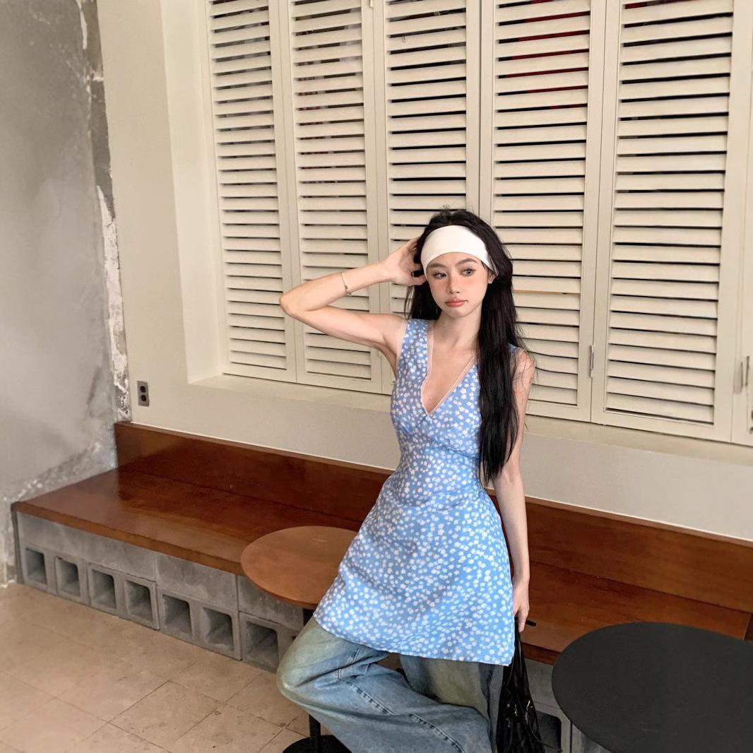 Korean Floral V-Neck Sleeveless Summer Skirt Dress – Slim-Fit, Waist-Cinching Design for Women Small
Korean Floral V-Neck Sleeveless Summer Skirt Dress – Slim-Fit, Waist-Cinching Design for Women Small