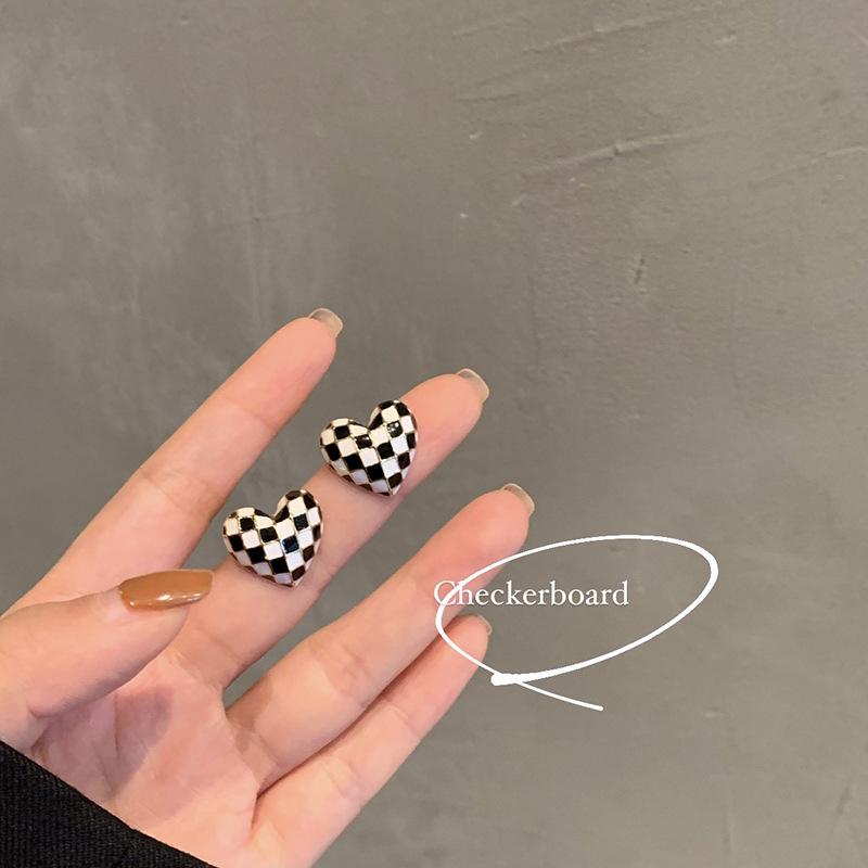 Korea Spring/Summer Checkered Heart Clip-on Earrings - Women s Exquisite Geometric Design.
Korea Spring/Summer Checkered Heart Clip-on Earrings - Women s Exquisite Geometric Design.