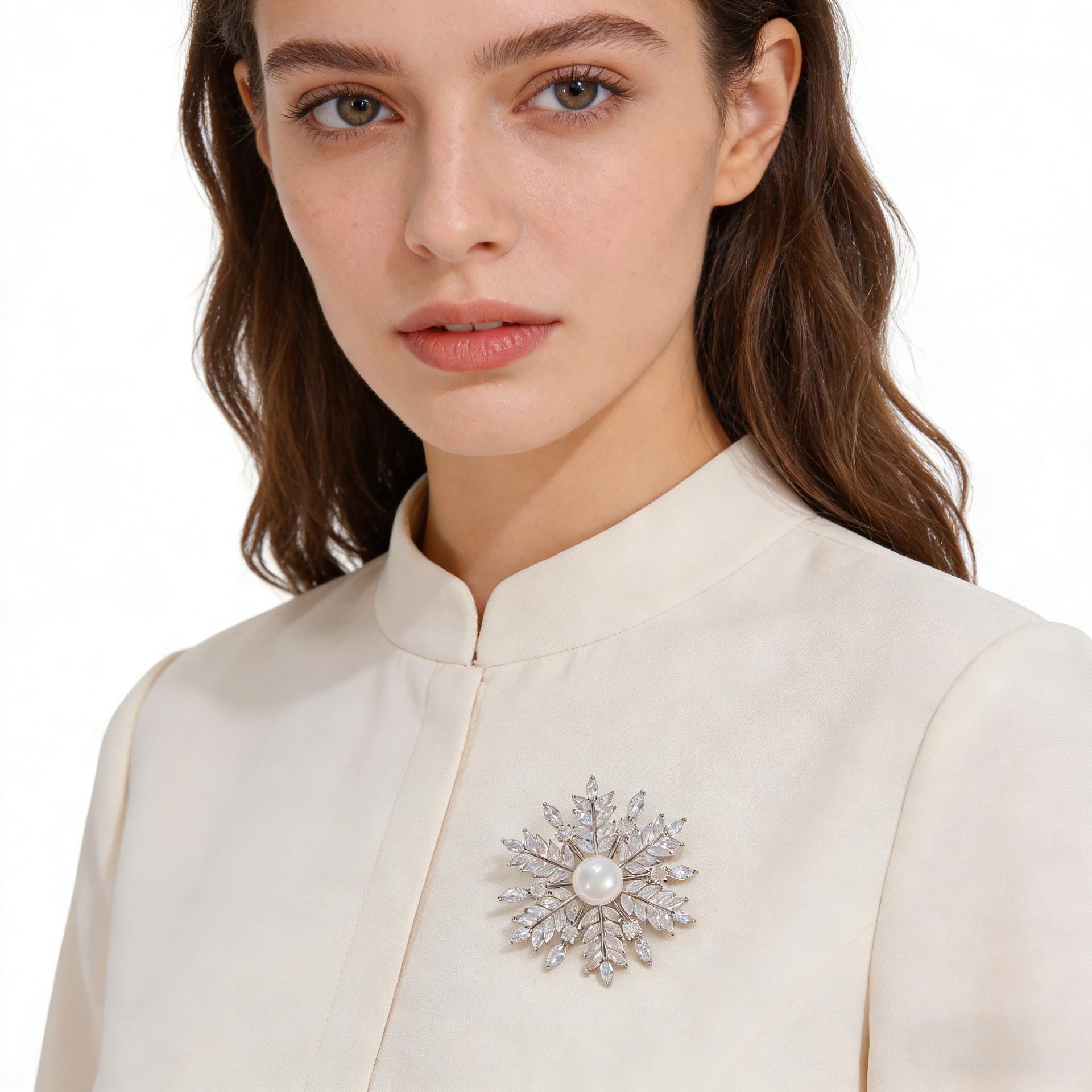 Elegant Snowflake Pearl Brooch for Women, Retro European and American Floral Pin, Luxurious Accessories, Qingdao Ornaments
Elegant Snowflake Pearl Brooch for Women, Retro European and American Floral Pin, Luxurious Accessories, Qingdao Ornaments