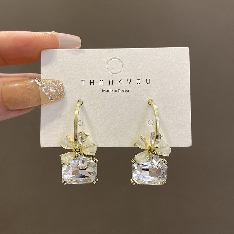 Silver needle small fresh flower earrings women s high-end sense flash diamond temperament earrings Korea s new personalized ear jewelry
Silver needle small fresh flower earrings women s high-end sense flash diamond temperament earrings Korea s new personalized ear jewelry