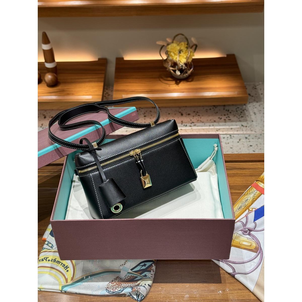 2024 spring/summer new LP19 lunch box bag BOX leather women s bag extra case box bag single shoulder crossbody bag 20X7X11CM чёрный
2024 spring/summer new LP19 lunch box bag BOX leather women s bag extra case box bag single shoulder crossbody bag 20X7X11CM чёрный